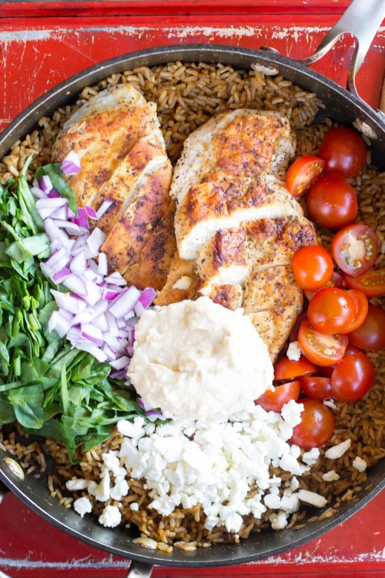 I absolutely love Mediterranean flavors like what's in this One Pot Greek Chicken and Rice recipe! Garden fresh tomatoes, hummus and perfectly seasoned chicken topped with feta cheese will have the family asking for more Greek food! | OHMY-CREATIVE.COM