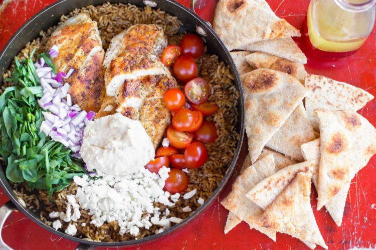 I absolutely love Mediterranean flavors like what's in this One Pot Greek Chicken and Rice recipe! Garden fresh tomatoes, humus and perfectly seasoned chicken topped with feta cheese will have the family asking for more Greek food! | OHMY-CREATIVE.COM