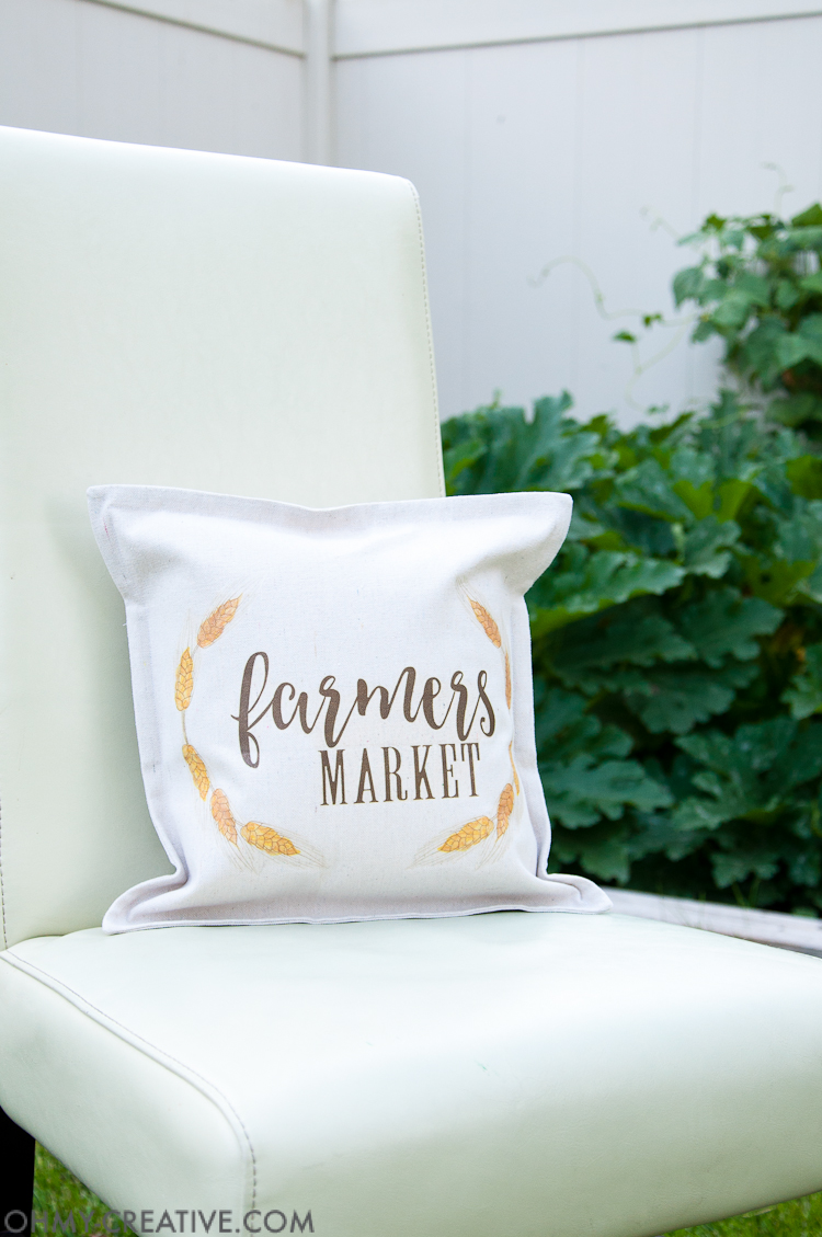 It's time to decorate your home for fall! Make this easy DIY farmhouse fall decor pillow in just a few minutes to celebrate the cooler weather. | OHMY-CREATIVE.COM