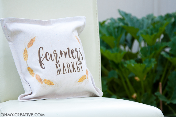 It's time to decorate your home for fall! Make this easy DIY farmhouse fall decor pillow in just a few minutes to celebrate the cooler weather. | OHMY-CREATIVE.COM