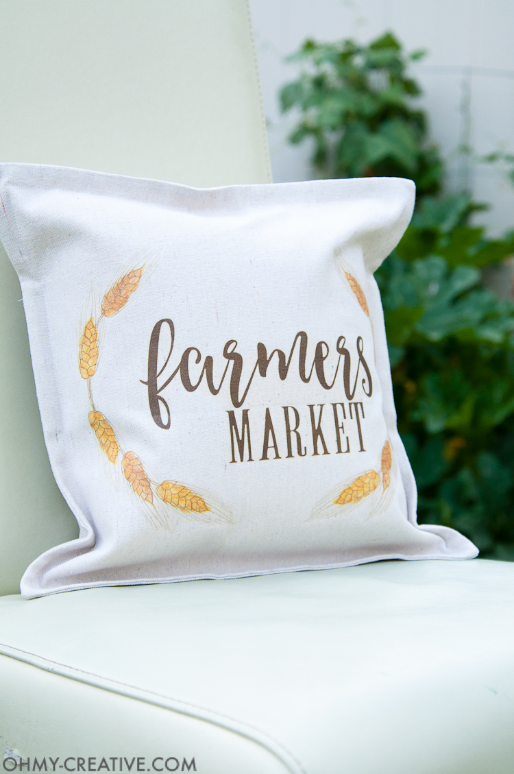 It's time to decorate you home for fall! Make this easy DIY farmhouse fall decor pillow in just a few minutes to celebrate the cooler weather. | OHMY-CREATIVE.COM