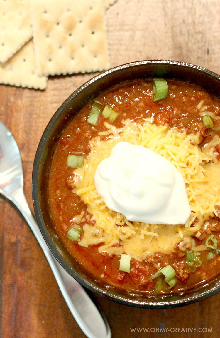 This Slow Cooker Turkey Chili Recipe is made with simple ingredients and bursting with flavor! A perfect quick and delicious meal the family with love. If you love crock pot recipes try this Turkey Chili for dinner or to serve on game day! | Popular recipes by OHMY-CREATIVE.COM