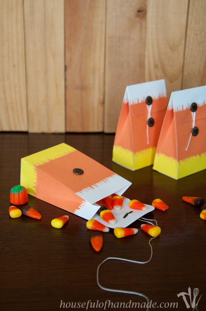 These Ikat Candy Corn Treat bags are perfect for giving adorable treats this fall. Free printable from Housefulofhandmade.com