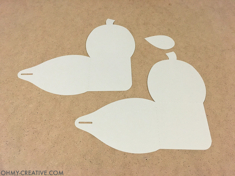 Make these easy paper pumpkins for your Thanksgiving table or any DIY Thanksgiving decorations. You can fill them with treats, use them as a place card, or just put them on your mantle to decorate. | OHMY-CREATIVE.COM