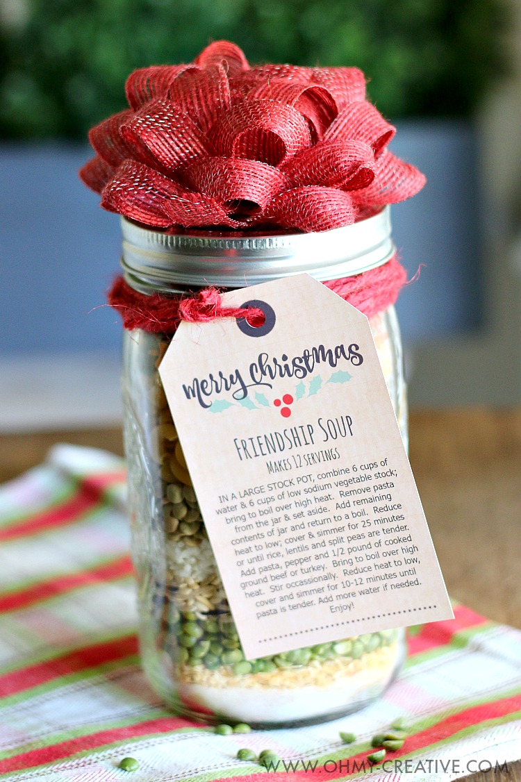 Edible gifts create the perfect personal touch for gift giving during the holiday season. This Soup in a Jar Gift makes a great gift for friends, neighbors and co-workers! Its so easy to make soup in a jar recipes - a real time saver at the holidays. This mason jar recipe makes a tasty Christmas soup! | OHMY-CREATIVE.COM