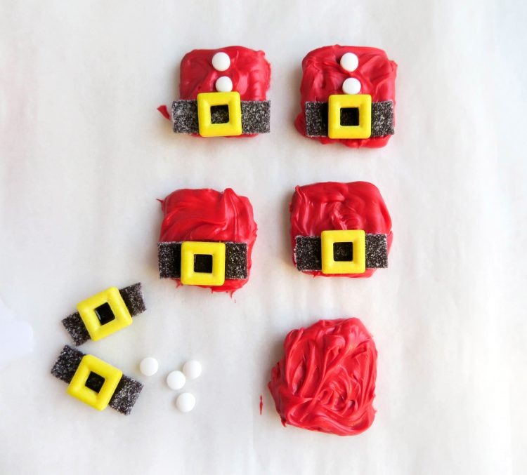 These Santa Suit Christmas Treats are perfect for holiday parties - tasty chocolate pretzel bites! | OHMY-CREATIVE.COM
