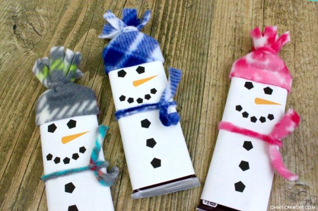Adorable Snowman Candy Bar Treats with Free Printable Snowman Template Wrappers - a perfect kids treat for friends, classroom treat or stocking stuffer - a great Christmas kids craft too! OHMY-CREATIVE.COM