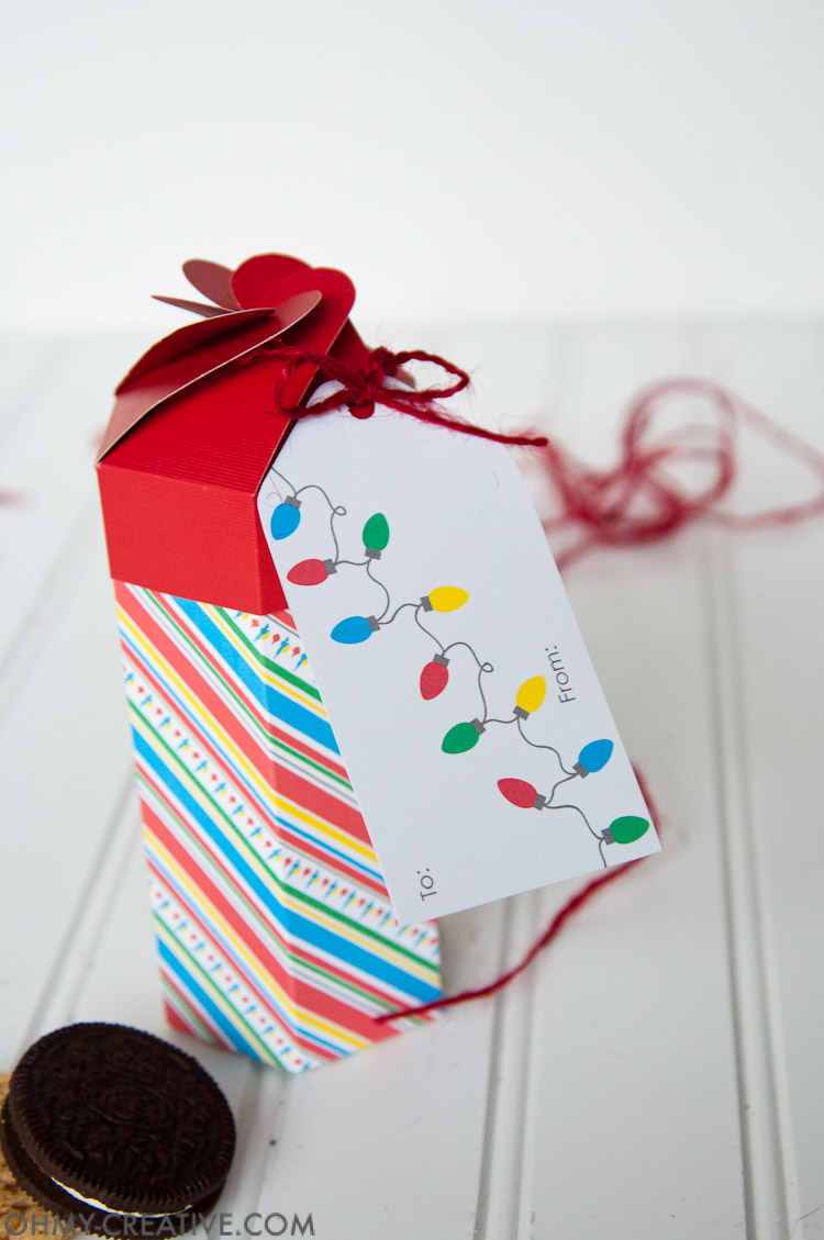 Need a last minute gift for neighbors or friends? These Christmas folded treat boxes are perfect for filling with your favorite cookies. The printable file is ready for you to make this DIY cookie box gift today! | OHMY-CREATIVE.COM
