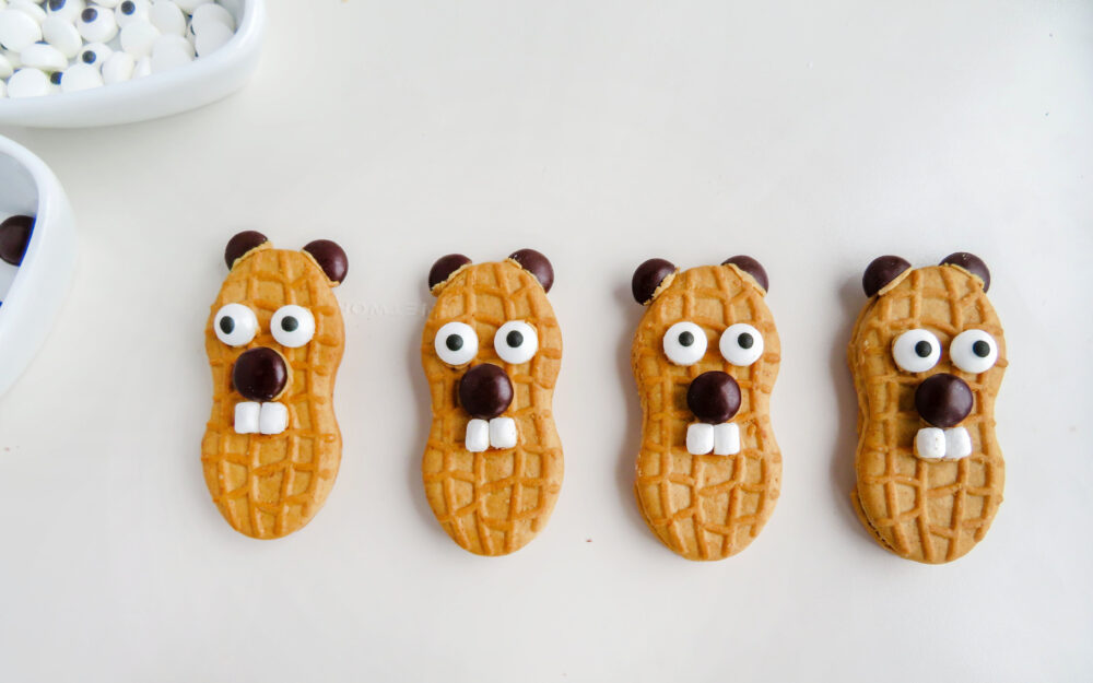 These HAPPY GROUNDHOG DAY PUDDING CUPS are the cutest for preschoolers and kindergarten kids! The kids will love to eat these Punxsutawney Phil Nutter Butter treats! | OHMY-CREATIVE.COM