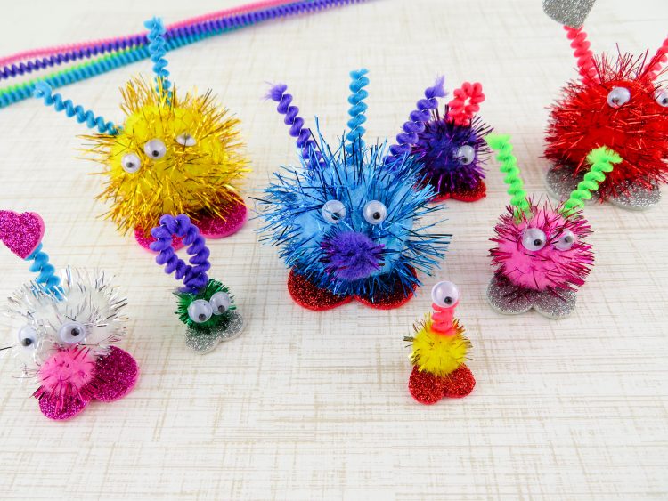 These Pom Pom Monsters are and easy kids craft! | OHMY-CREATIVE.COM | Valentine's Day Craft | Valentine Pom Pom Monsters | pom pom craft | preschool craft | kindergarten craft | pom pom animals | pom pom creatures