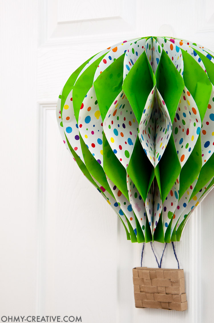 DIY Hot Air Balloon Decor || OHMY-CREATIVE.COM | Paper Hot Air Balloon | Unique Spring Wreath | Paper Crafts | Paper Decor | Spring Decor | Summer Decor | Nursery Decor | Hot Air Balloon Craft