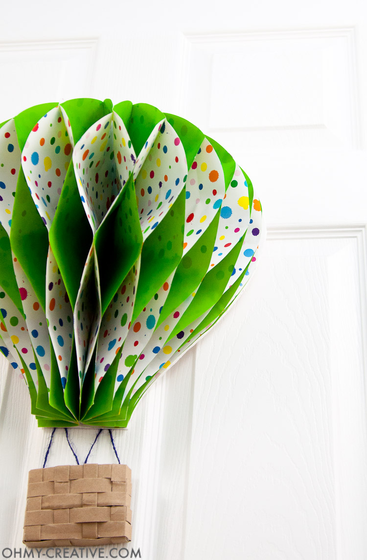 DIY Hot Air Balloon Decor || OHMY-CREATIVE.COM | Paper Hot Air Balloon | Unique Spring Wreath | Paper Crafts | Paper Decor | Spring Decor | Summer Decor | Nursery Decor | Hot Air Balloon Craft
