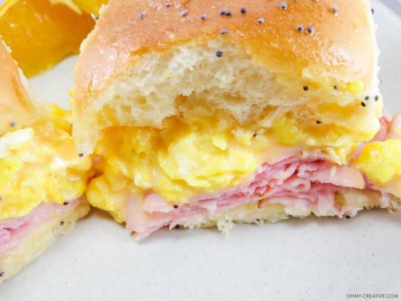 These Breakfast Hawaiian Ham and Cheese Sliders are perfect to serve for breakfast, brunch or dinner! OHMY-CREATIVE.COM | game day sliders | brunch sliders | breakfast sliders | egg sliders | ham and cheese sliders | egg recipe | breakfast recipe | brunch recipe | Kings Hawaiian rolls | kings Hawaiian sliders 