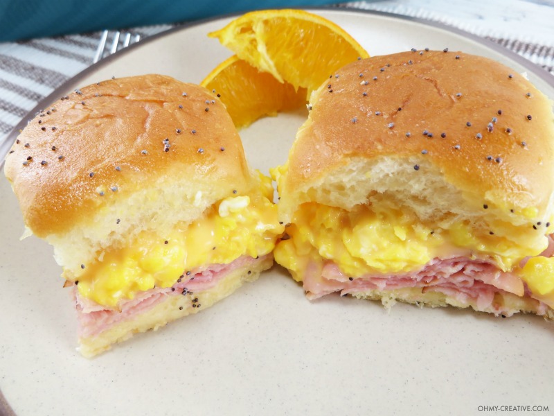 These Breakfast Hawaiian Ham and Cheese Sliders are perfect to serve for breakfast, brunch or dinner! OHMY-CREATIVE.COM | game day sliders | brunch sliders | breakfast sliders | egg sliders | ham and cheese sliders | egg recipe | breakfast recipe | brunch recipe | Kings Hawaiian rolls | kings Hawaiian sliders 