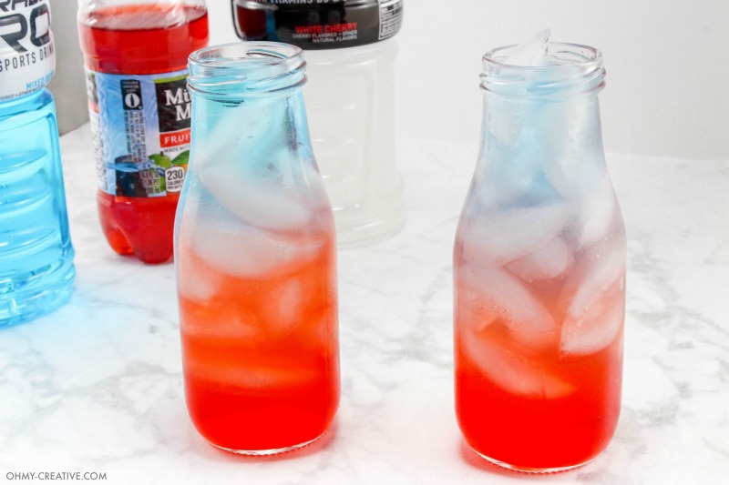 Patriotic Red White and Blue Drinks | OHMY-CREATIVE.COM | Layered drinks | Fourth of July drinks | 4th of July layered drinks | non-alcoholic drinks | How to make layered drinks | Kids drinks | Memorial Day drinks | Labor Day drinks 