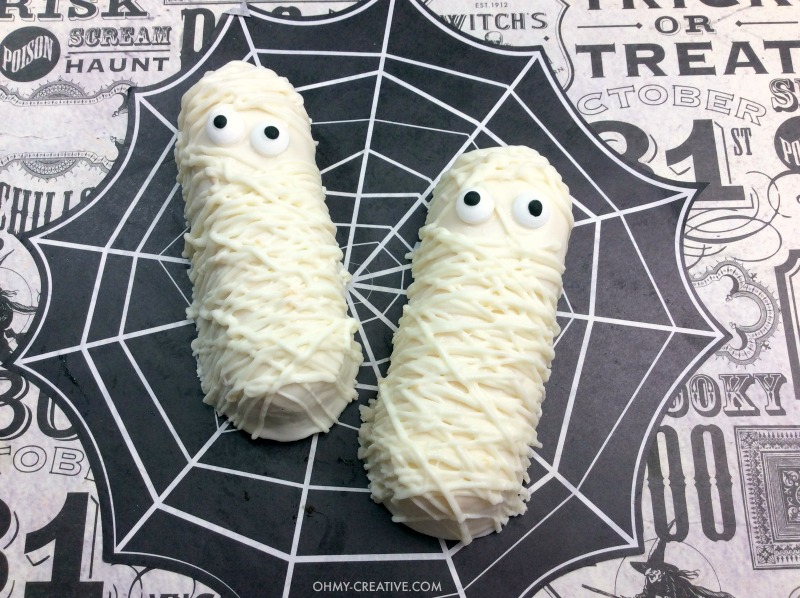Twinkie Mummy cakes made with white chocolate candy melts and edible googly eyes