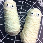 These Twinkie Mummy cakes are perfect Halloween Treats for a Party! OHMY-CREATIVE.COM | Halloween food | Halloween Dessert | Mummy Cakes | Twinkie Mummy Treats | Halloween Treats | Mummy Twinkie Pops | Twinkie Mummies | Mummy Halloween Dessert