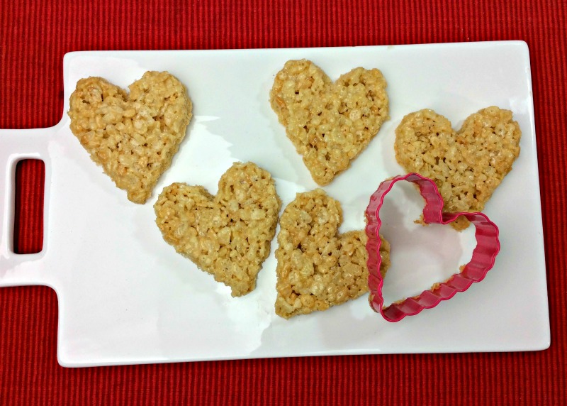 Valentine's Day Rice Krispie Treats | OHMY-CREATIVE.COM | Heart Shaped Rice Krispie Treats | Homemade Rice Krispie Treats | Dipped Rice Krispie Treats | Cute Valentine's Day Ideas 