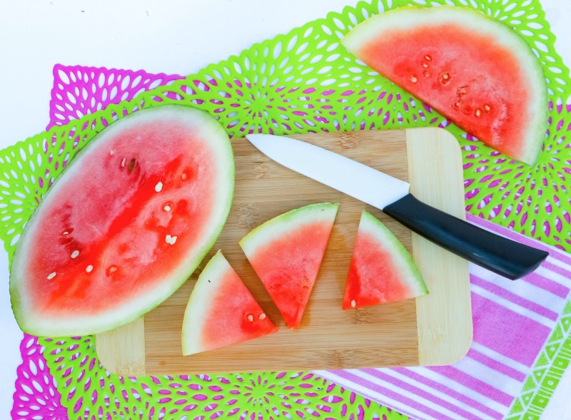 This Watermelon Cocktail Recipe is a delicious summer cocktail recipe. OHMY-CREATIVE.COM | Watermelon Cocktail Recipe | Watermelon Cocktail Vodka | Summer Cocktail | Watermelon Vodka Drink | Watermelon Drink Recipe #watermeloncocktail #watermelondrink #cocktail #vodka