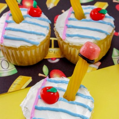 Adorable Back to School Cupcakes for the kids. Great for as last day of school cupcakes as well. OHMY-CREATIVE.COM | back to school cupcakes recipes | apple cupcakes | back to school treats back to school cupcake ideas | end of school cupcakes #schoolcupcakes #schooldesserts #backtoschool #cupcakes #schooltreats