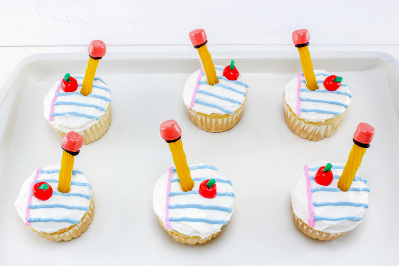Adorable Back to School Cupcakes for the kids. Great for as last day of school cupcakes as well. OHMY-CREATIVE.COM | back to school cupcakes recipes | apple cupcakes | back to school treats back to school cupcake ideas | end of school cupcakes #schoolcupcakes #schooldesserts #backtoschool #cupcakes #schooltreats 