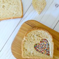 How to make Fairy Bread - a fun party treat for kids to eat. OHMY-CREATIVE.COM | Fairy Bread Recipe | Fairy Bread | Fairy Sandwich Kids Birthday Party | Kids Treat #fairybread #fairybreadrecipe #party #howtomakefairybread