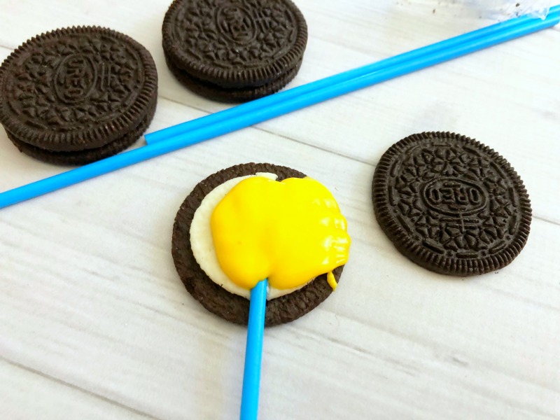 These Disney Winnie the Pooh Cookies Oreo Pops are an adorable Pooh Bear treat! OHMY-CREATIVE.COM | Winnie the Pooh | Winnie the Pooh Pops | Oreo Pops | Winnie the Pooh Cookies #winniethepooh #winniethepoohmovie #winniethepoohcookies #oreopops #disney 