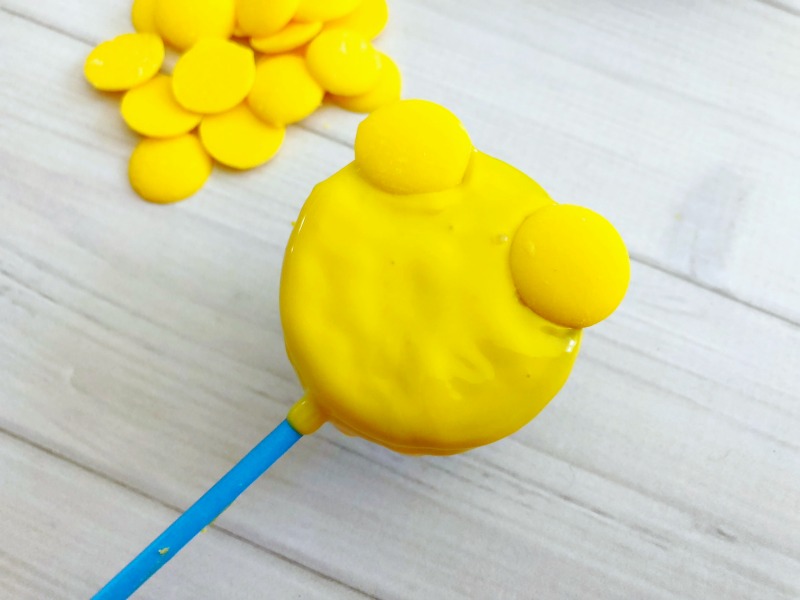 These Disney Winnie the Pooh Cookies Oreo Pops are an adorable Pooh Bear treat! OHMY-CREATIVE.COM | Winnie the Pooh | Winnie the Pooh Pops | Oreo Pops | Winnie the Pooh Cookies #winniethepooh #winniethepoohmovie #winniethepoohcookies #oreopops #disney 