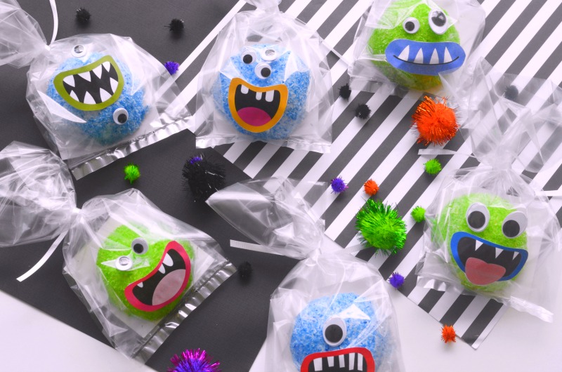 These Monster Mouths Snowball Treats are perfect for parties or Monster Mouths craft! Free Printable monster mouths included with easy directions! Kids will love them! OHMY-CREATIVE.COM #montermouths #monstermouthsprintable #Halloweentreat #halloweentreatbags #halloweenmonsters #monsterpartyfavor #monstercraft #kidstreats #halloween 