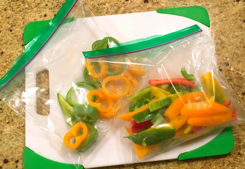 How To Freeze Peppers: Freezing Bell, Hot and Sweet Peppers. Peppers are a food you can quickly freeze raw without blanching first. Great for adding to recipes and Thawed, raw peppers still retain some crispness and might also be used raw in uncooked dishes. | OHMY-CREATIVE.COM | Freezing Peppers | How to Freeze Hot Peppers | How to Freeze Green Peppers #freezingpeppers #howtofreezebellpeppers #howtofreezegreenpeppers #howtofreezepeppers #howtofreezejalapeno