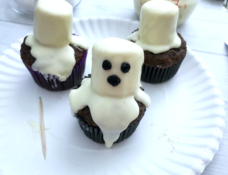 These Marshmallow Ghost cupcakes for Halloween are an EASY semi-homemade treat! OHMY-CREATIVE.COM | #marshmallowghostcupcakes #ghostcupcakes #ghost #halloweentreat #halloweendessert #halloween 