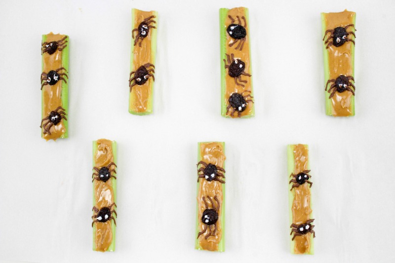 These Cool Spider Healthy Halloween Snacks make a great option over sweets for all Halloween activities. Make ahead of time for parties or to serve as an after school snack...great for playdates too. OHMY-CREATIVE.COM | #healthyhallweensnacks #halloweensnacks #halloweenpartyfood #halloweenpartysnack #healthyhalloweenappetizer #halloweenspider 