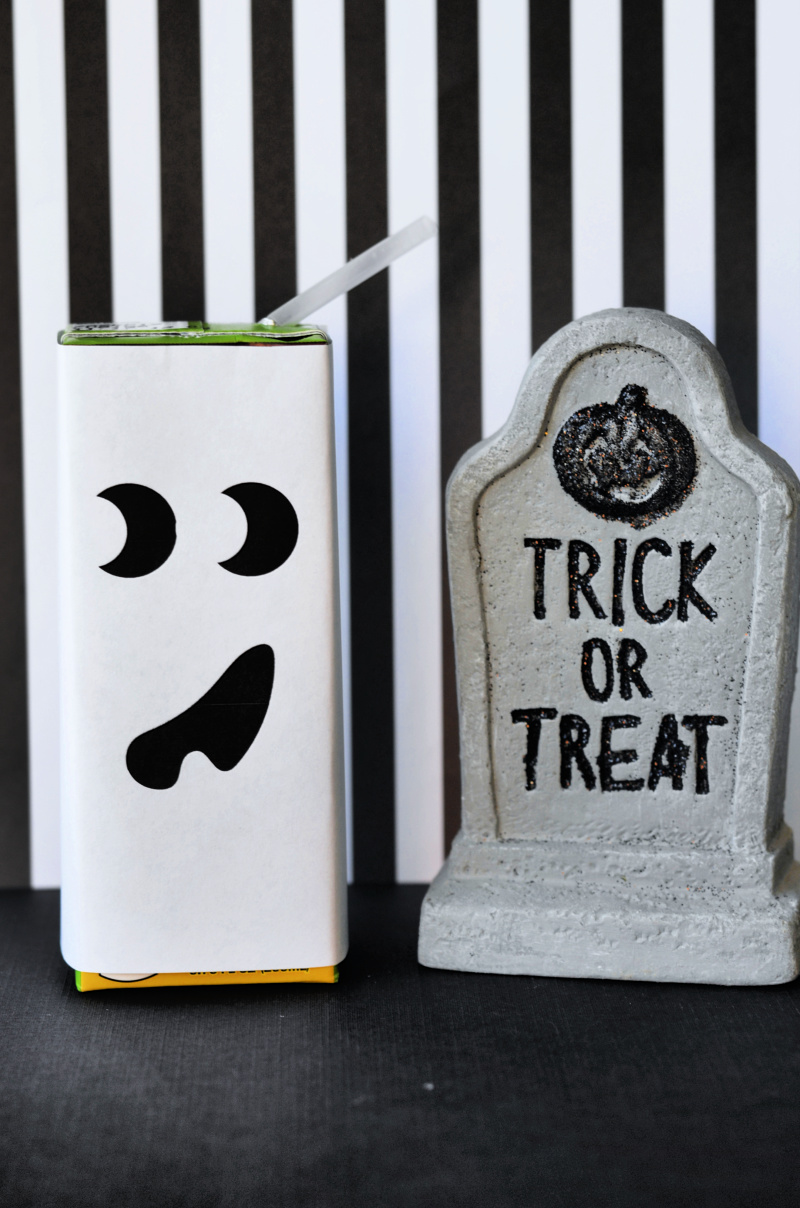 These Halloween Juice Box Covers are great for Halloween parties, to send into school or pass out on Halloween to the trick or treaters! OHMY-CREATIVE.COM | #halloween #halloweenprintables #halloweenjuiceboxcovers #juiceboxcovers #juiceboxwrappers
