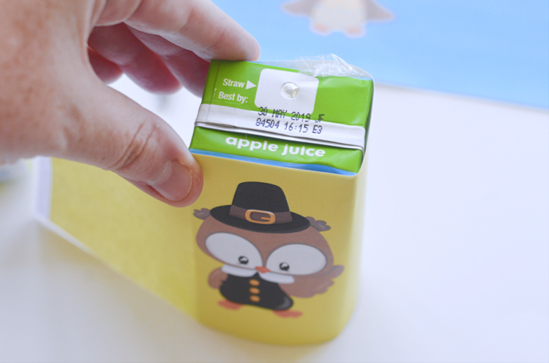 Decorate the kid's table at Thanksgiving with these Free Printable Thanksgiving Juice Box Covers - the kids will love them! OHMY-CREATIVE.COM | #thanksgiving #thanksgivingkidstable #thanksgivingprintables #juiceboxcovers 
