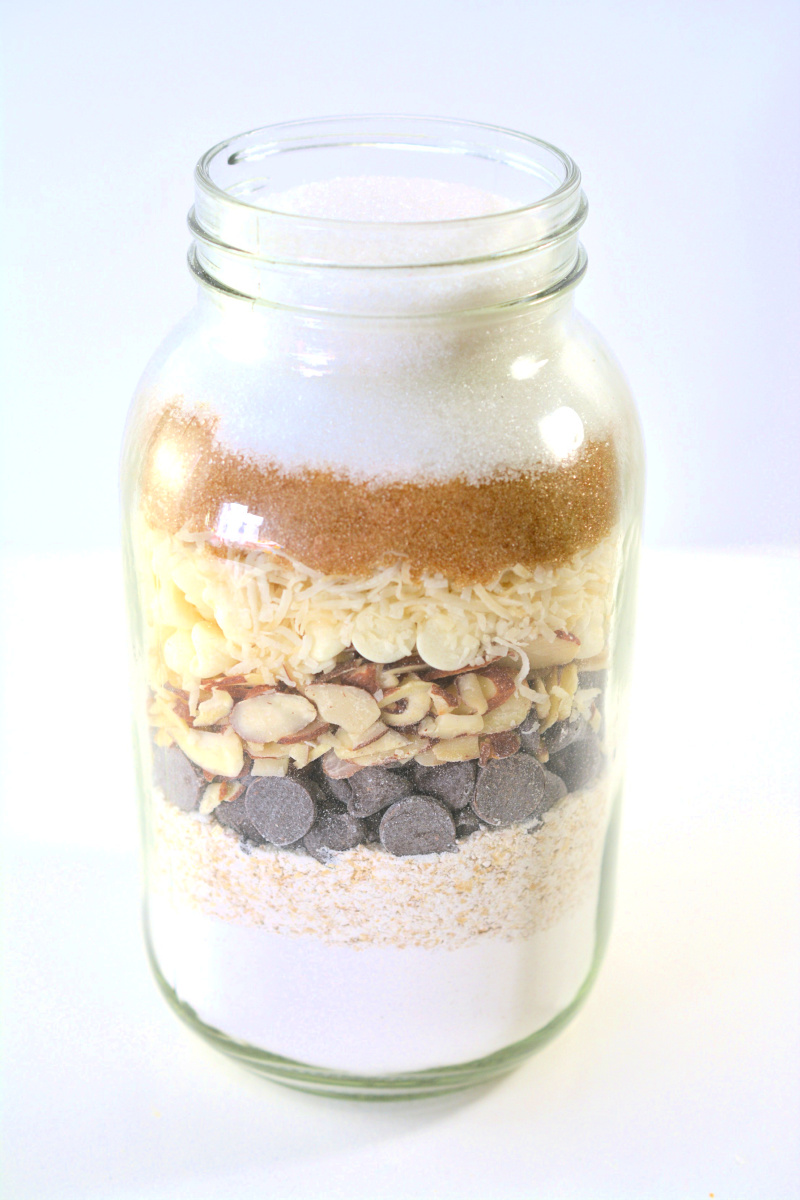 This Oatmeal Chocolate Chip Cookie Mix in a Jar makes the perfect cookies in a jar gift. An easy Christmas gift idea for friends, teachers and neighbors. OHMY-CREATIVE.COM #cookiemixinajar #giftinajar #masonjargiftidea #christmasgiftidea #recipesinajar