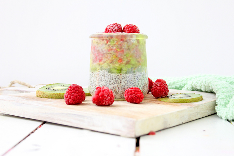This Kiwi Raspberry Chia Pudding healthy, full of antioxidants, and so good you'll want to make them ahead and keep them on hand for a quick snack. Great for breakfast too! OHMY-CREATIVE.COM #raspberrychiapudding #kiwirasberrychiapudding #chiapudding #chiapuddingrecipe #overnightchiapuddng #breakfastrecipe