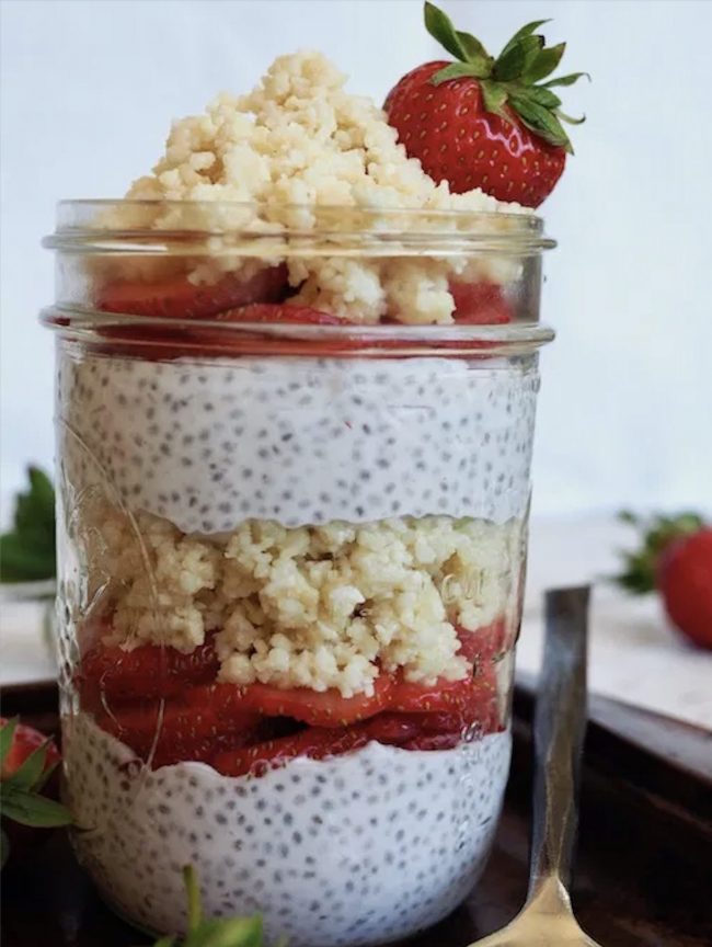 This strawberry shortcake chia pudding is beautifully layered in a mason jar and garnished with a strawberry! l