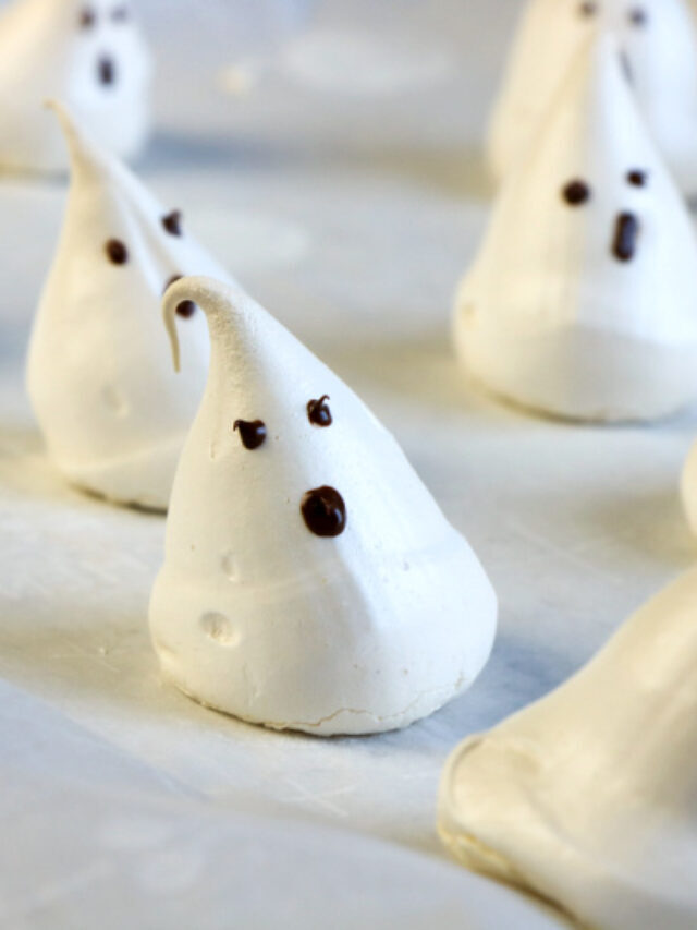 Halloween Meringue Ghosts