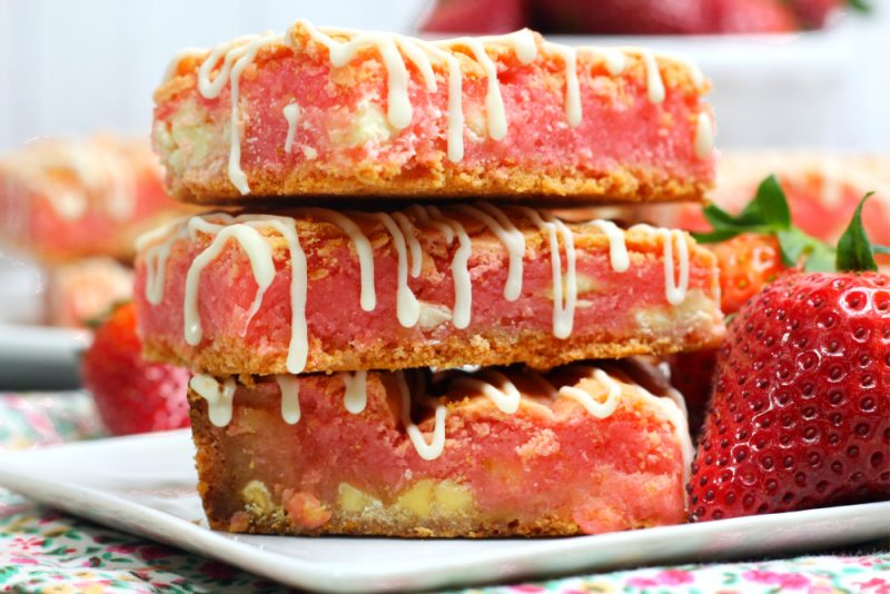 These strawberry cookie bars have 3 incredible and rich layers. It tastes like a strawberry shortcake and can feed a crowd!
