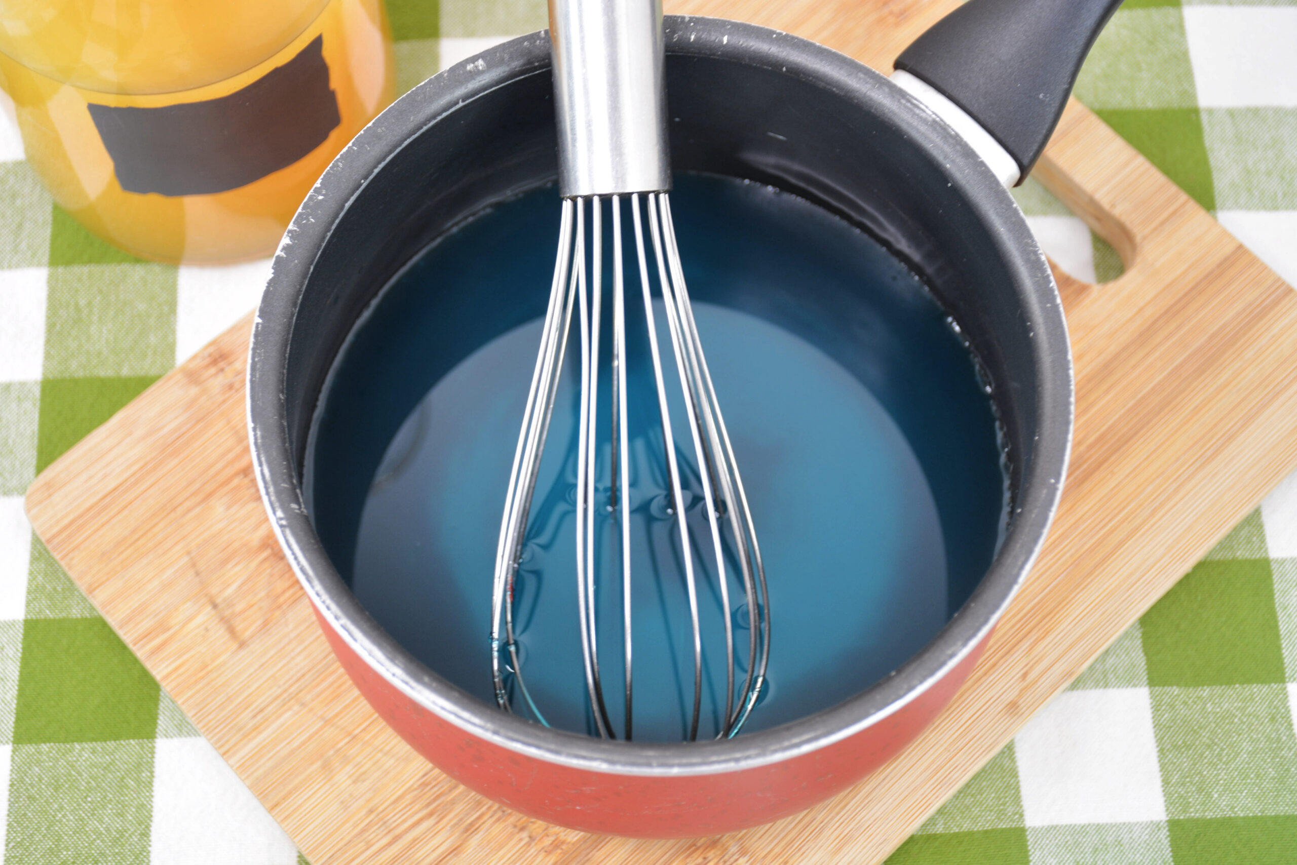 How to make berry blue jello in a pot with boiling water.