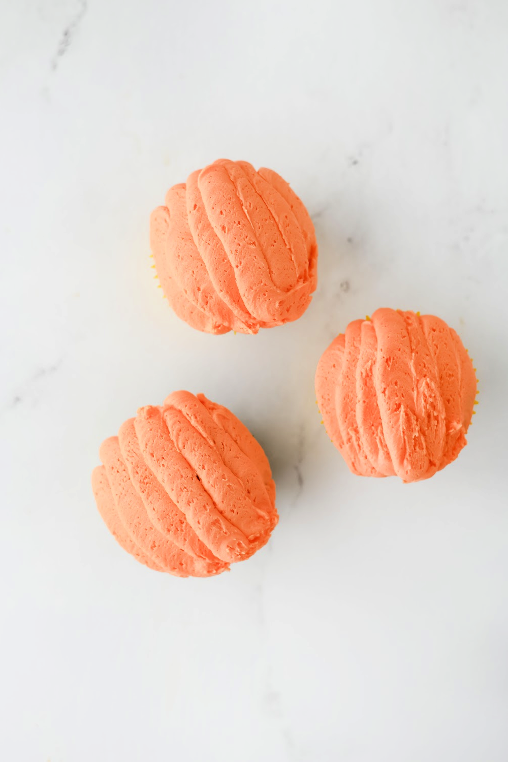 Example on how to make the orange icing look like pumpkin on the cupcakes.